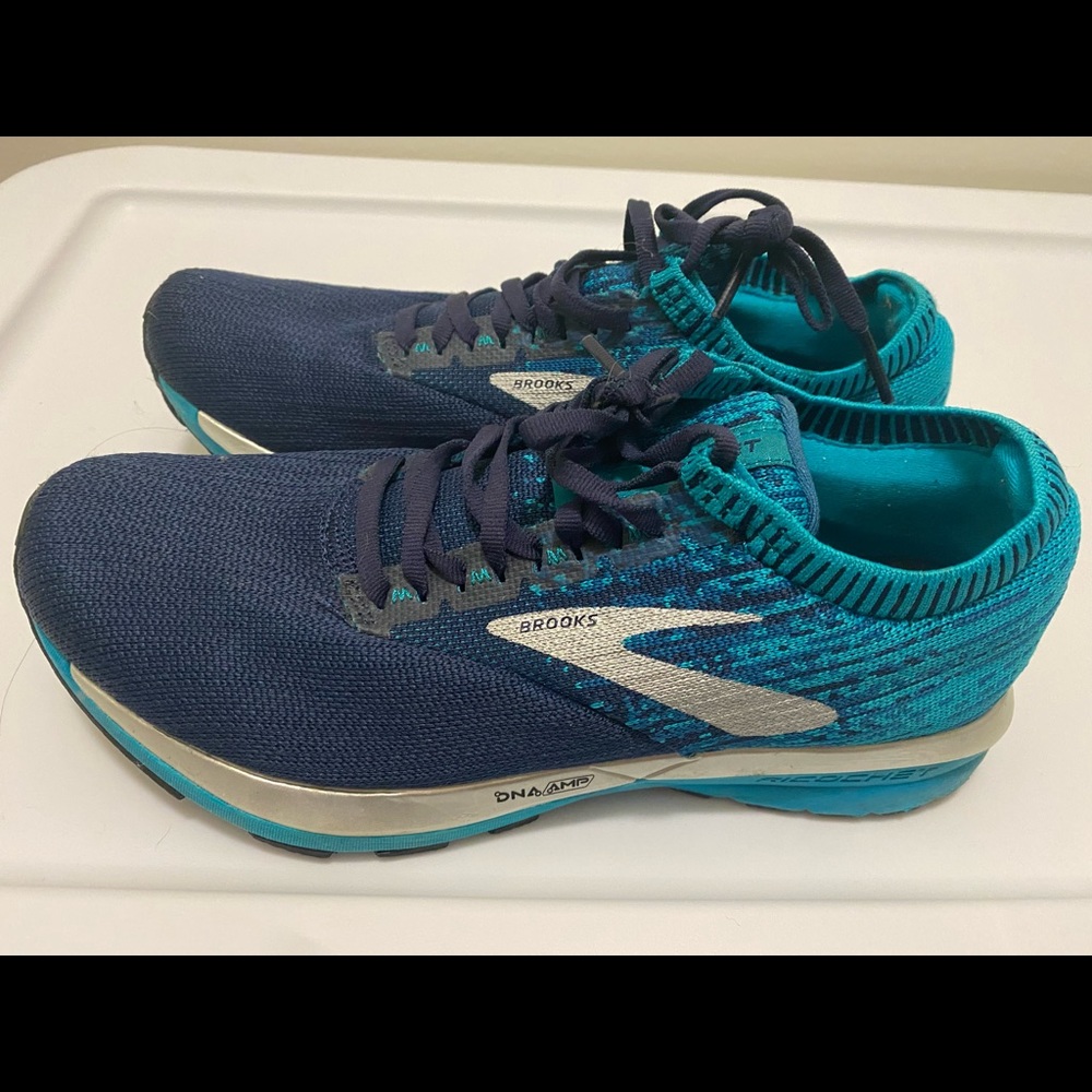 Womens Brooks 8.5 running sneakers! So comfortable! Awesome condition!